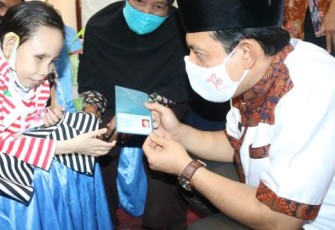Wakil Wali Kota Bengkulu Dedy Wahyudi Bagikan Elektronik Kartu Tanda Penduduk Pada Warga Disabilitas 