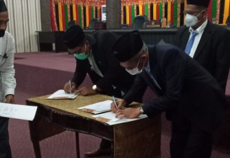 Bupati Aceh Singkil Dulmusrid bersama pimpinan Dewan saat menandatangani nota KUPA-PPAS setempat tahun 2020.