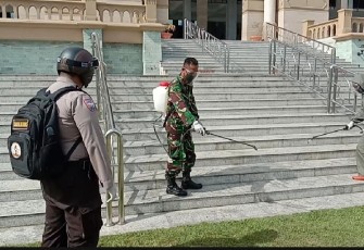 Brimob Gandeng TNI Semprot Disinfektan di Mesjid Islamic Center dan Asrama Polri Lhokseumawe