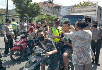 Kapolsek Campurdarat Bagikan Masker Kepada Masyarakat 