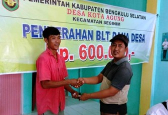 49 KK Warga Desa Kota Agung Seginim Terima BLT Rp600 Ribu