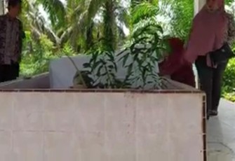 Pihak Bidang Kebudayaan Disdikbud Aceh Singkil saat mengunjungi Makam Syeikh Ali Fansury.