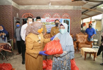 Plt Walikota Tanjung Pinang Salurkan Paket Sembako dari PT Cosmic untuk Warga