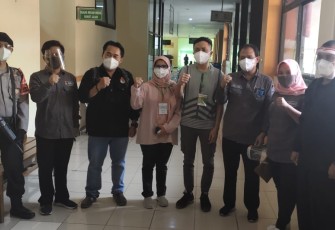 Mak Rini (empat dari kiri) dengan Makde Santoso (empat dari kanan) Usai Tes Kesehatan di RSSA Malang (foto: Faisal NR / Klikwarta.com) 