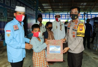 Kapolda Bengkulu Irjen Pol Drs Teguh Sarwono M.Si saat memberikan bingkisan secara simbolis terhadap salah satu peserta khitan