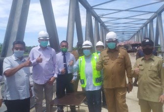 Plt.Gubernur Aceh Nova Iriansyah didampingi Bupati Aceh Singkil Dulmusrid beserta rombongan saat meninjau pembangunan jembatan Singkil - Kuala Baru.