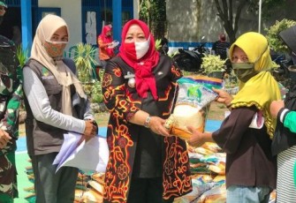 Camat Kampung Melayu Rosminiarty Salurkan Bansos Beras Dari Kementrian Untuk PKH 