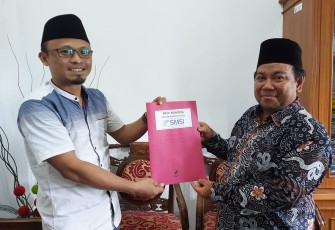 Prof Dr Rohimin (kanan) saat menerima SK dari Ketua SMSI Bengkulu Wibowo Susilo 