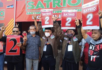 Santoso-Tjutjuk Tunjukkan Nomor Urut Peserta Pilkada Serentak Tahun 2020 (foto: Faisal NR / Klikwarta.com) 