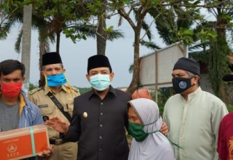Wakil Wali Kota Bengkulu Dedy Wahyudi Serahkan Bantuan Matrial Bangun Pada Warga 