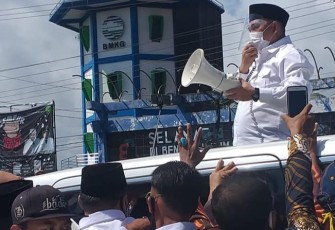 Agusrin saat akan daftar ke KPU