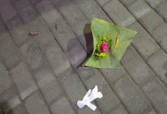 Penampakan Bunga Setaman dan Boneka Kertas Tertusuk Jarum di Pelataran Halaman Kantor KPU Kota Blitar (foto: Istimewa)