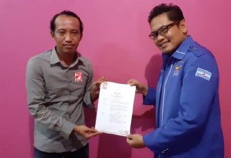 Ketua DPD PSI Kabupaten Seluma Agung Wahyudi S Pd Serahkan SK DPD PSI Pusat  Kepada Ketua DPC Partai Demokrat Kabupaten Seluma Andri Simbolon   