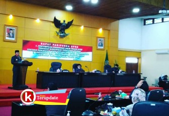 Walikota Santoso Sampaikan Jawaban Atas Pandangan Umum Fraksi Tentang APBD-P Tahun 2020 (foto: Faisal NR / Klikwarta.com) 