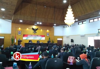 Rapat Paripurna DPRD Kota Blitar Penyampaian PU Fraksi Tentang APBD-P 2020 dan Jawaban Walikota Blitar Atas PU Fraksi (foto: Faisal NR / Klikwarta.com) 