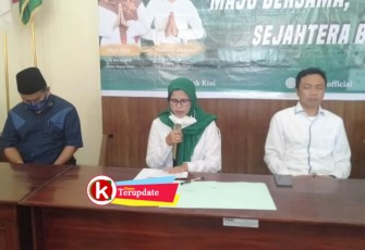 Mak Rini dan Makde Rahmat saat Deklarasi Pencalonan di DPC PKB Kabupaten Blitar (foto: Faisal NR / Klikwarta.com) 
