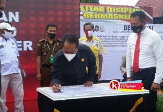 Ketua DPRD Kota Blitar Syahrul Alim Menandatangani Deklarasi Patuh Protokol Kesehatan (foto: Faisal NR / Klikwarta.com) 