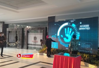 Bupati Rijanto (paling kanan tampak belakang) dengan Gubernur Khofifah (dua dari kanan) Ketika Menyentuh Sebuah Desktop Sebagai Penanda Diresmikannya RSUD Srengat (foto: Faisal NR / Klikwarta.com) 
