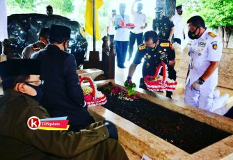 Pangdam V/Brawijaya Mayjen TNI Widodo Iryansyah Menabur Bunga ke Pusara Bung Karno (foto: Faisal NR / Klikwarta.com) 