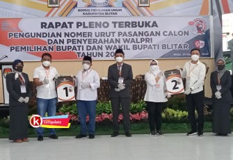 Paslon Pilkada Serentak Tahun 2020 Kabupaten Blitar Dalam Pengundian Nomor Urut di KPU Kabupaten Blitar (foto: Faisal NR / Klikwarta.com) 