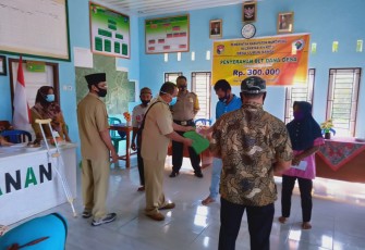 Polsek Mukomuko Utara Dampingi Penyaluran BLT DD di Desa Lubuk Sanai