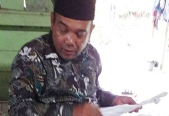 Kabid Kebudayaan Disdikbud Aceh Singkil, M.Najur saat melihat tongkat warisan budaya peninggalan Syekh Abdurrauf As-Singkily.