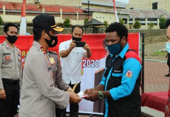 Kapolda Bengkulu Irjen Pol Drs Teguh Sarwono M.Si saat bagikan masker