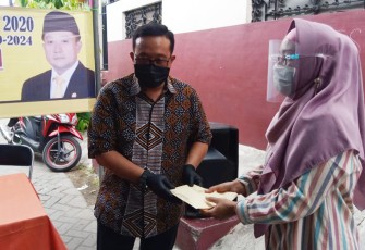 Anggota DPRD Jawa Timur Bleggur Prijanggono beri uang ke perwakilan PKK untuk pembelian 100 seragam senam