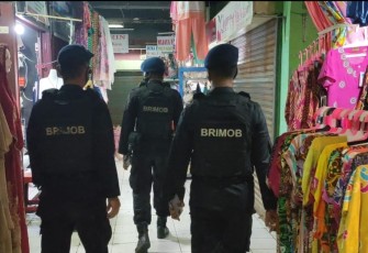 Personil Kompi 1A Pelopor Satbrimobda Bengkulu Ajak Pedagang Gunakan Masker