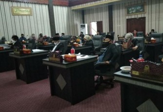 Anggota DPRK Aceh Singkil saat mengikuti rapat paripurna digedung dewan Setempat.