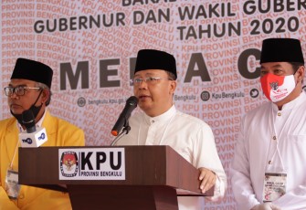 Rohidin dan Rosjonsyah saat mendaftar di KPU Provinsi Bengkulu