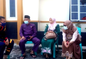 Kadinsos Bintan Edi Yusri (pakai Peci) saat berada di Kantor Desa Kuala Sempang