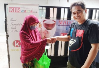 Biro DKI Jakarta Adrian saat menyalurkan paket bantuan