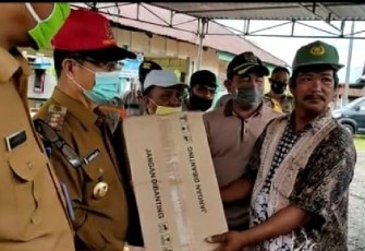 Bupati Seluma Bundra Jaya Salurkan Bantuan Kepada Warga Terdampak Banjir 