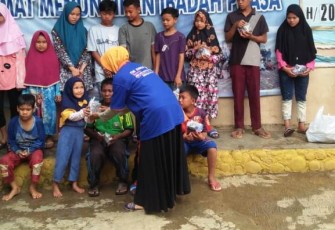 Milenial Tim Kanco Helmi Hasan-Muslihan Bagikan Makanan