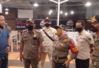Kabid Trantib Dedeh Sofia Hasanah bersmama jajaran saat melakukan sidak ke salah satu Cafe di pusat kota Purwakarta