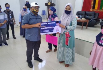Salah seorang peserta didik saat menerima bantuan beasiswa PIP secara simbolis dari pihak Tim TRH.