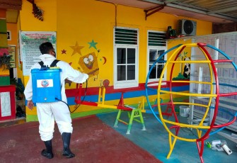 Unit KBR Satbrimobda Polda Bengkulu Semprot Disinfektan di TK dan Fasilitas Umum 