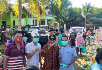 APSB Bagikan Ratusan Masker di Pasar Tumbuan