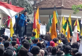 Gabungan Mahasiswa di DPRD Tulungagung Tolak Omnibus Law