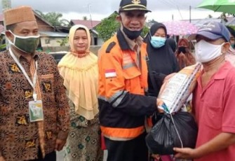 Kepala Baznas Kota Bengkulu Habib Abdurahman Alkaf Menyalurkan Bantuan Untuk Warga Terdampak Banjir 