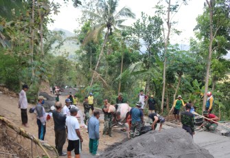 Satgas TMMD dan Masyarakat bekerja sama mengerjakan target fisik TMMD Kodim 0708/Purworejo