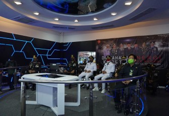 Dandim 0736 Batang Letkol Inf Dwison Evianto dan Bupati Batang Wihaji bersama Kapolres Batang AKBP Edwin Louis Sengka serta Forkopimda memperingati HUT ke 75 TNI secara virtual di Ruang Command Center Kabupaten Batang, Senin (5/10/2020).