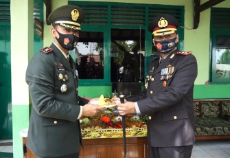 Kapolres Batang AKBP Edwin Louis Sengka S. I. K, M. Si memberikan potongan tumpeng kepada Dandim Batang Letkol Inf Dwison Evianto dalam rangka HUT TNI ke 75 di Kodim Batang. Senin, 5/10/2020