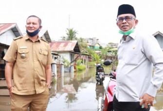 Kabid Sumber Daya Air PUPR Kota Bengkulu Yosef Feri Yorizal dan Ketua DPRD Kota Bengkulu Supriyanto Meninjau Lokasi Banjir 