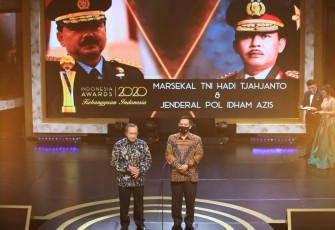 Panglima TNI Marsekal Hadi Tjahjanto dan Kapolri Jenderal Polisi Idham Azis meraih Penghargaan Tokoh Publik pada Indonesia Awards 2020 di MNC Conference Hall, iNews Tower, MNC Center Kebon Sirih Jakarta pada Rabu, 7/10/2020