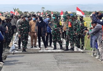 Wasev dipimpin oleh Mayjend TNI Hendrasto Joko Saksono didampingi Danrem 073/Makutarama Kol Inf Ari Yulianto dan Dandim 0715/Kendal Letkol Inf Iman Widhiarto S.T serta sejumlah unsur Forkopimda di lingkup Pemkab Kendal saat mengunjungi lokasi TMMD di Kabupaten Kendal. Kamis, 8/10/2020