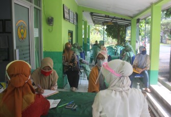 Kabid KB Advokasi KIE BKKBN Provinsi Jawa Tengah Yuli Arsianto bersama dengan 3 orang. Dalam kunjungan ke Klinik Pratama 36 Batang. Kamis 8/10/2020