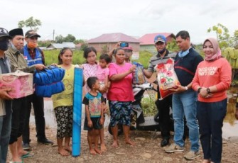  Plt Kepala Dinas Sosial Kota Bengkulu Alex Periansyah Menyalurkan Bantuan Sembako Untuk Warga Terdampak Banjir 