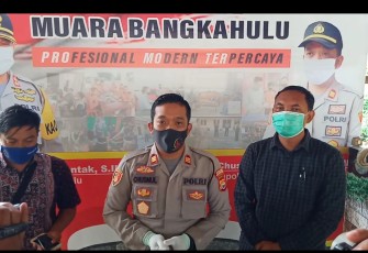 Kapolsek Muara Bangkahulu AKP Chusnul Qomar SH SIK MM Saat Melakukan Konferensi Pers 